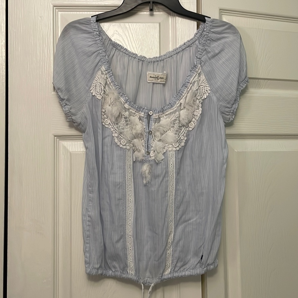 ABERCROMBIE & FITCH blue button tie-front top L